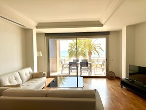 Smart TV - Spacious seafront apartment in the heart of Sitges (SItges)