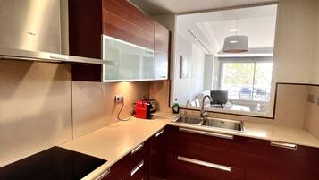 Frigorifero, microonde, forno, piano cottura