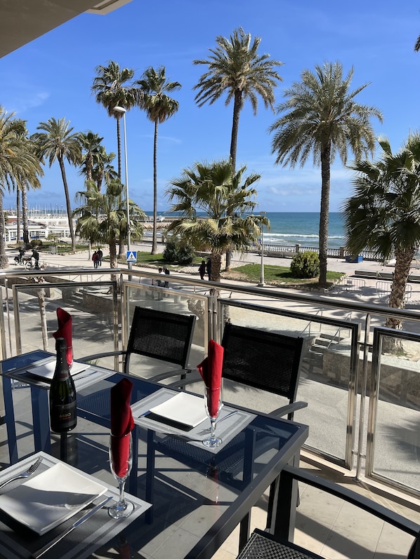 Outdoor dining - Spacious seafront apartment in the heart of Sitges (SItges)