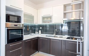 ثلاجة، فرن، موقد طهي مسطح، غسالة أطباق