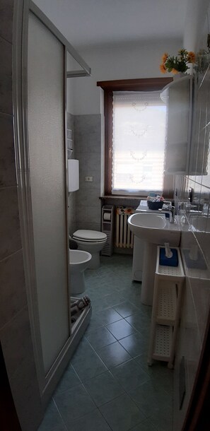 Douche, articles de toilette gratuits, sèche-cheveux, peignoirs