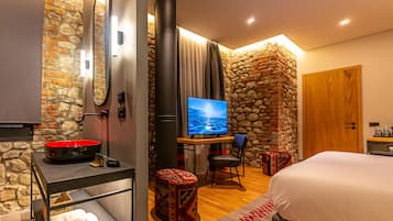 1 habitación, caja de seguridad en la habitación y escritorio
