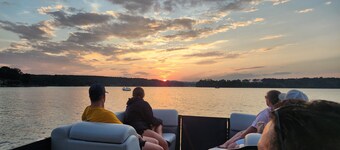Quiet lake getaway offering R&R with 2 electric bikes and optional sunset cruise