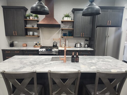 Quiet lake getaway offering R&R with 2 electric bikes and optional sunset cruise