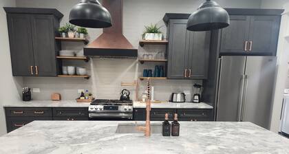 Quiet lake getaway offering R&R with 2 electric bikes and optional sunset cruise