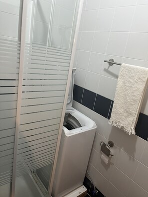 Dusj, hårføner, bidé og håndklær