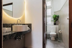 Dusj, hårføner og håndklær