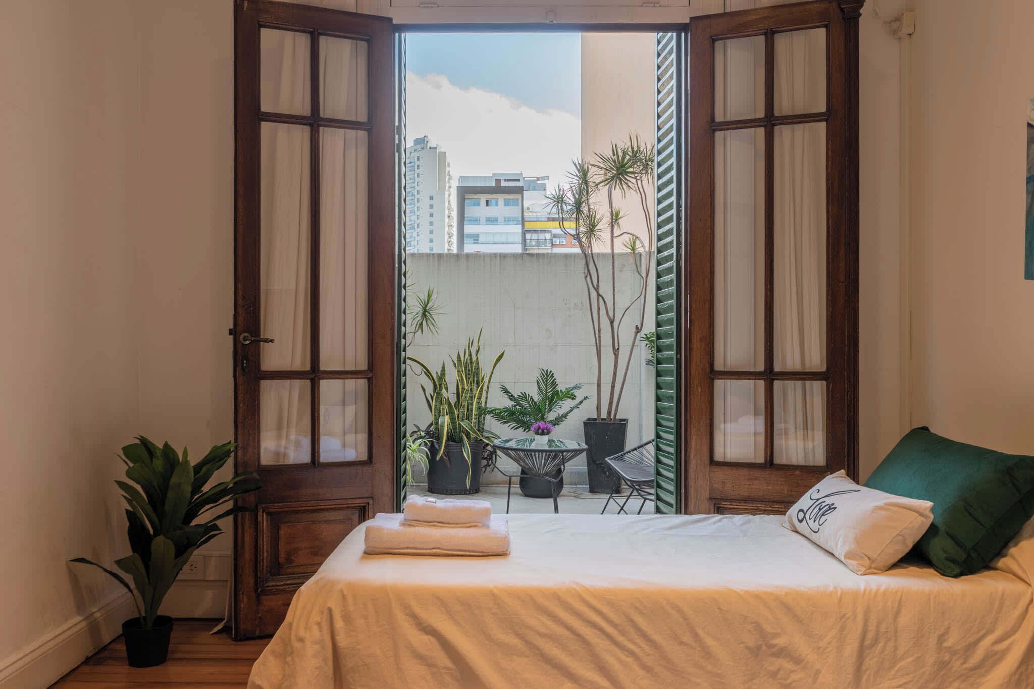 5 habitaciones, escritorio, tabla de planchar con plancha y wifi 