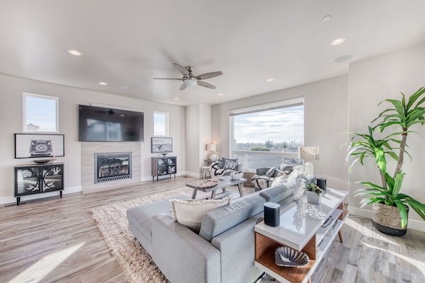 Smart TV, fireplace, stereo