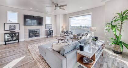 Newport Oceanview House w/ Rooftop Decks