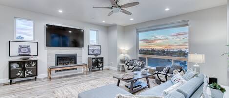 Smart TV, chimenea, estéreo