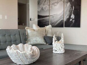 Smart TV, chimenea, estéreo