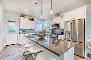 Kjøleskap, mikrobølgeovn, ovn og kokeplater