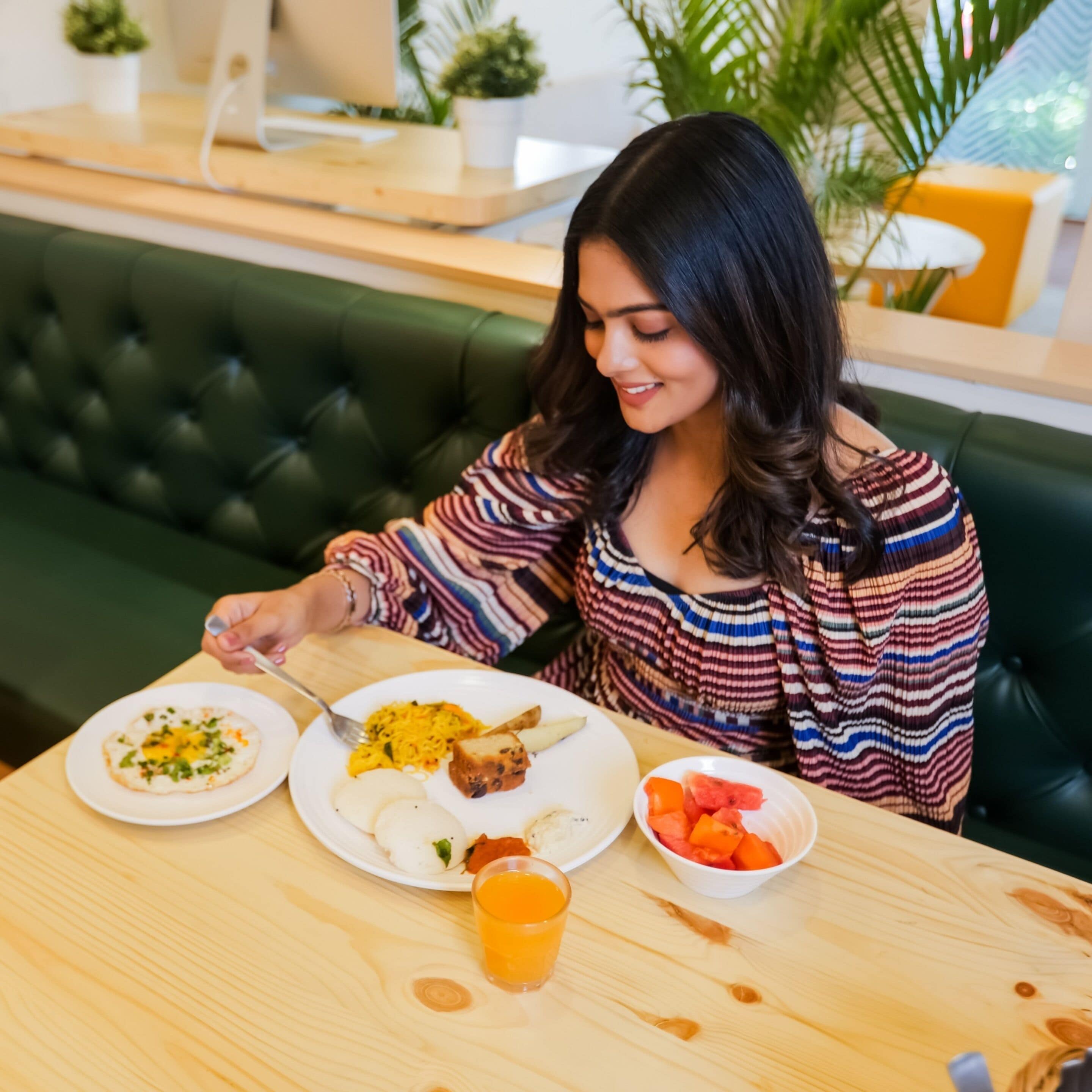 每日供应自助式早餐（每人 INR 350）