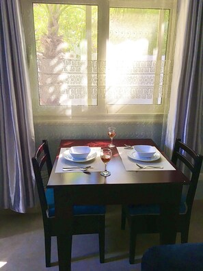 Departamento Confort, balcón, vista al jardín | Servicio a la habitación