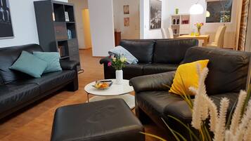 Fernseher, Bücher, Stereoanlage