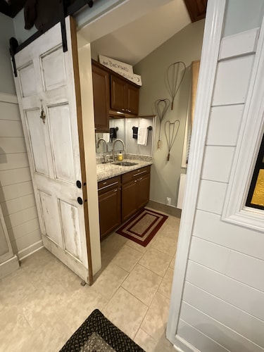 The Backyard Bungalow On The Trail -just minutes from downtown