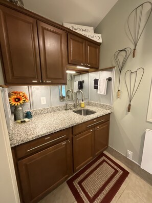 Asciugacapelli, asciugamani, sapone, shampoo