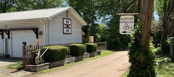 The Backyard Bungalow On The Trail -just minutes from downtown