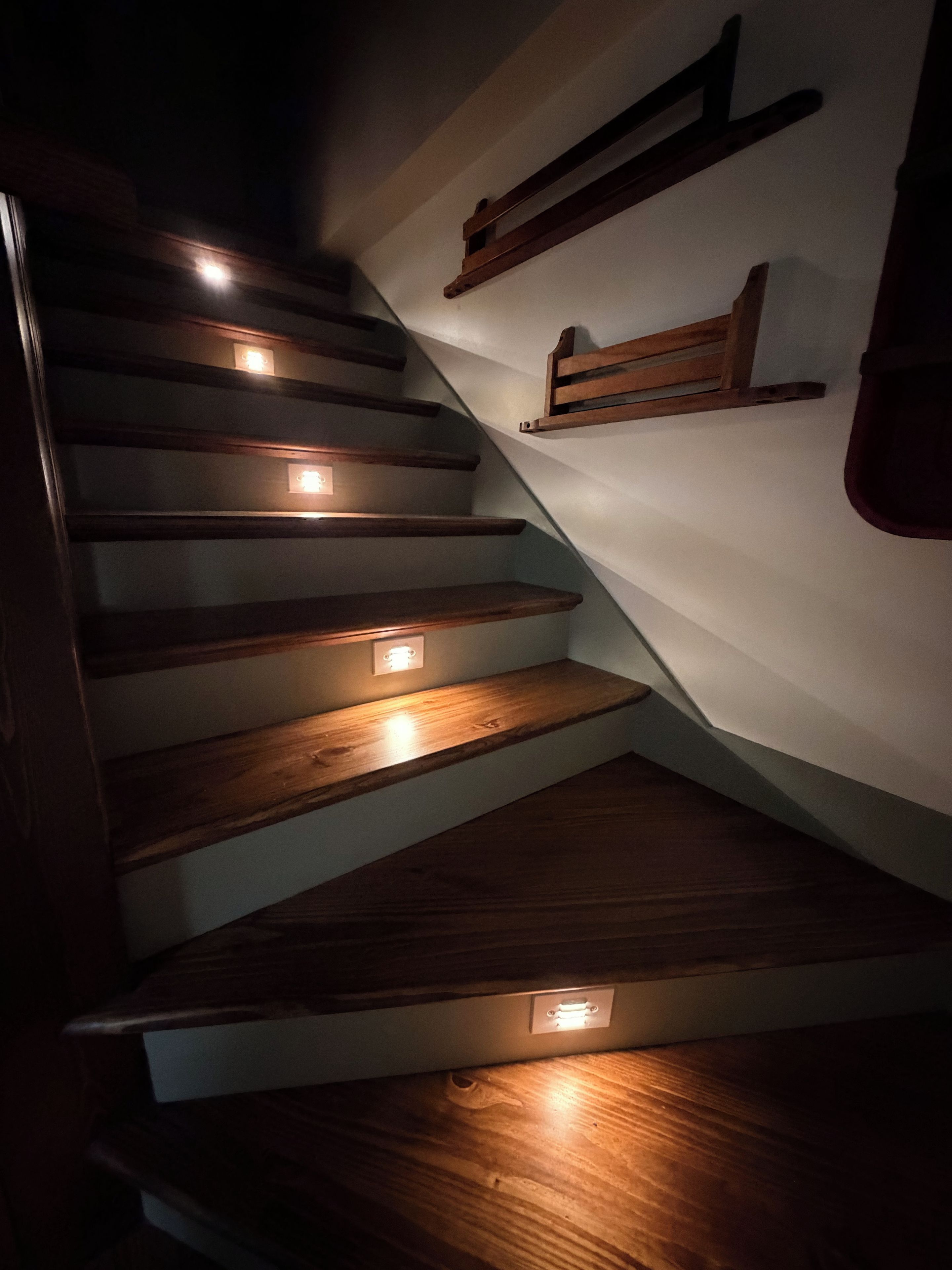 Eine Treppe mit Holzboden und integrierter Beleuchtung.