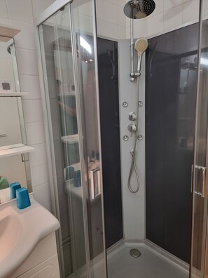 Shower, hair dryer, towels, soap - Comfortable apartment 2 minutes from the beach (Le Diamant)