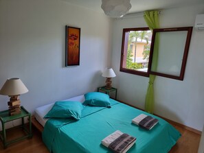 2 chambres, coffre-fort, fer et planche à repasser, lit de bébé portatif