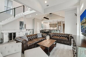 Smart-TV, Kamin, Arbeitsbereiche