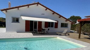 A modern house with a swimming pool, a covered patio, and a garden. - Classified 4★ Landes house with swimming pool, in town center and beach nearby. (Messanges)