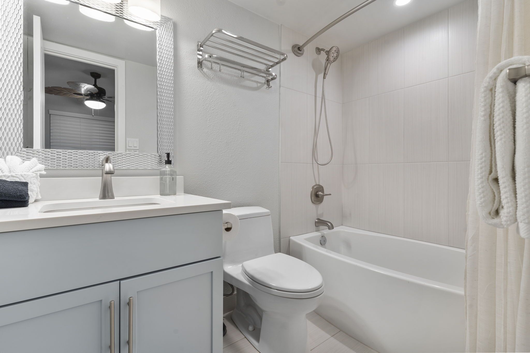 Combined shower/tub, hair dryer, towels