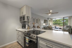 Frigorifero, microonde, forno, piano cottura