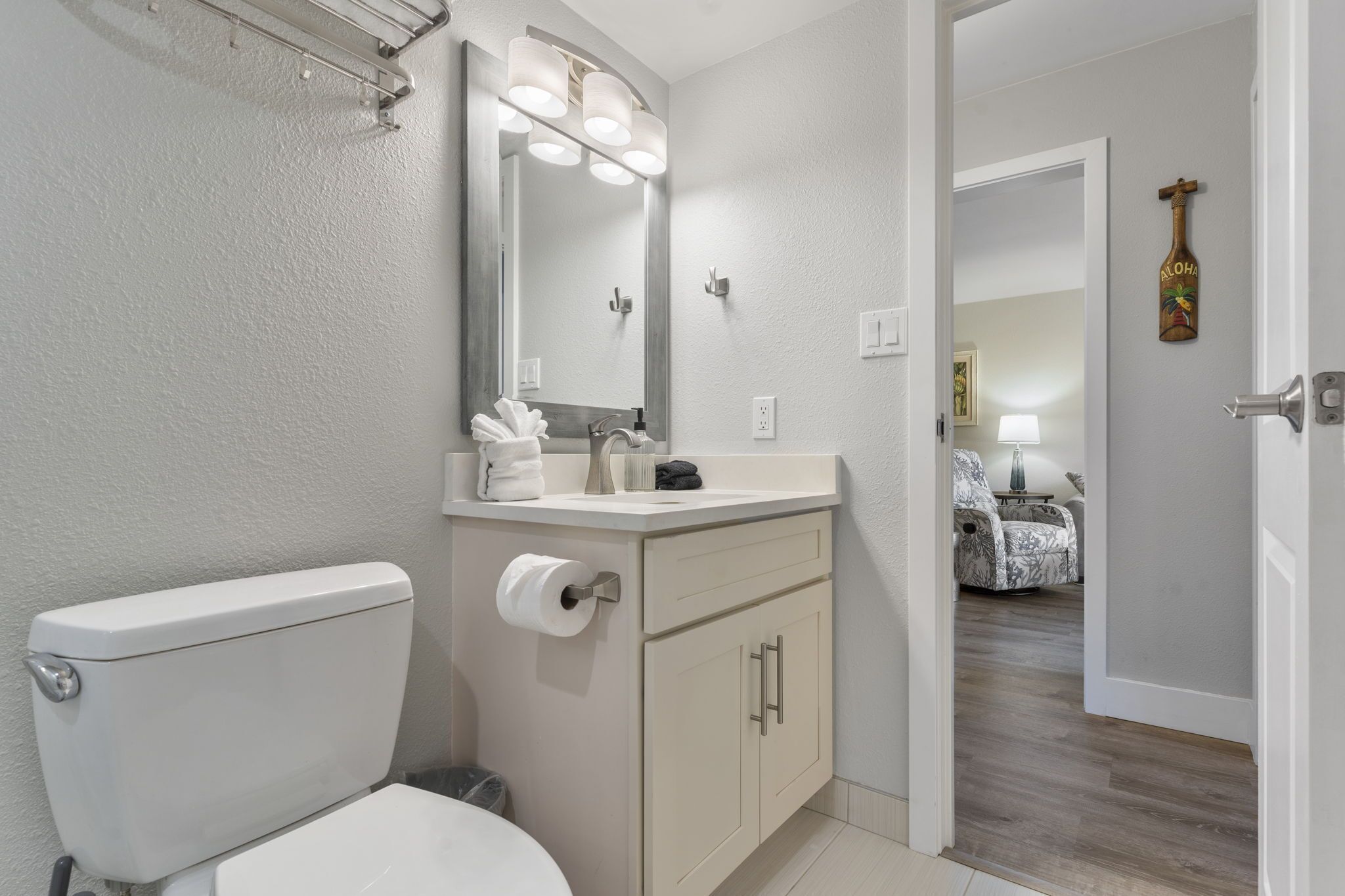 Combined shower/tub, hair dryer, towels