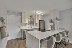 冷蔵庫、電子レンジ、オーブン、コンロ