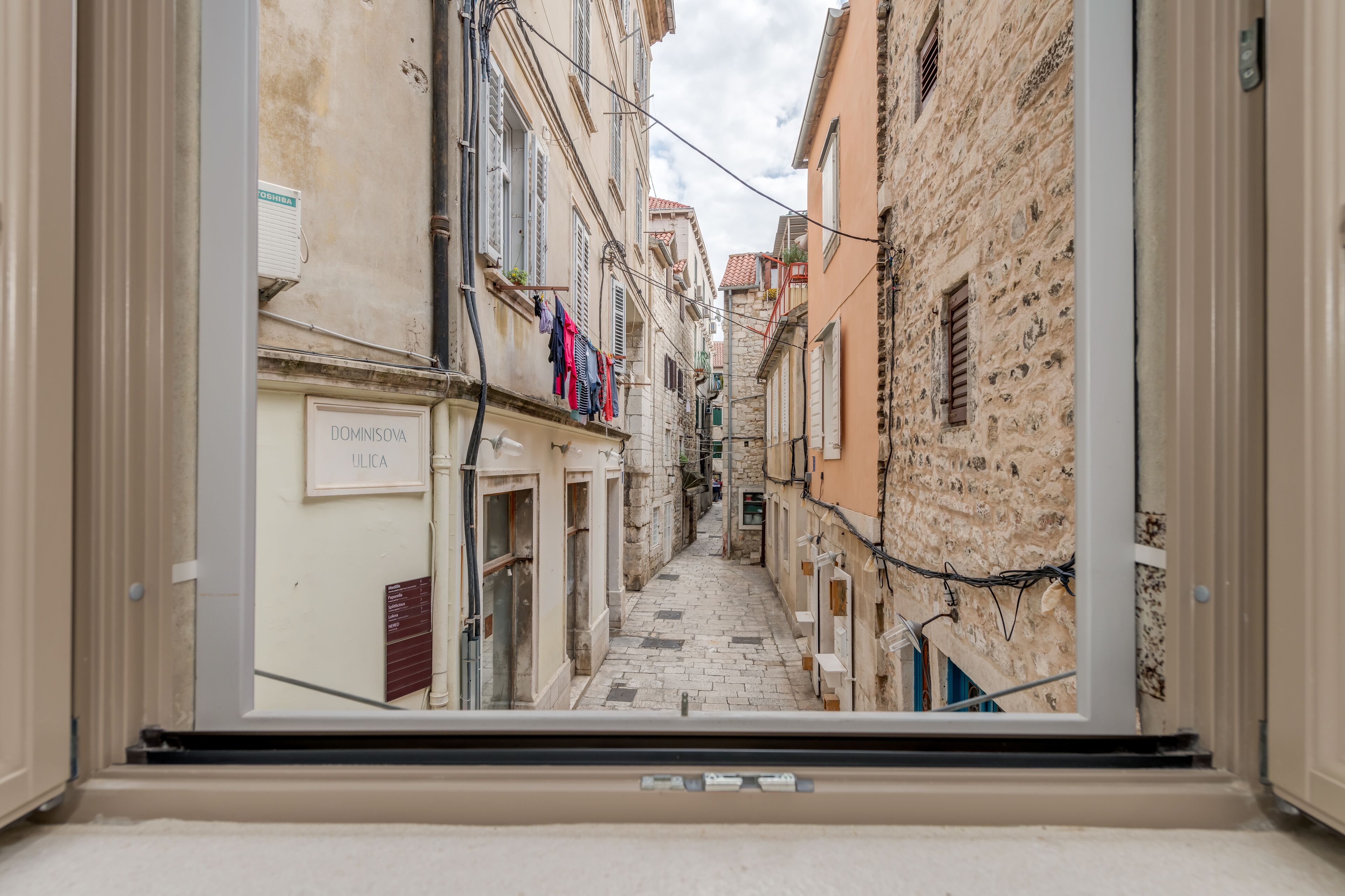 Ropa de cama de alta calidad y caja de seguridad en la habitación 