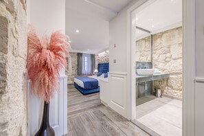 Quarto casal luxo | Roupas de cama premium, cofres nos quartos, escrivaninha