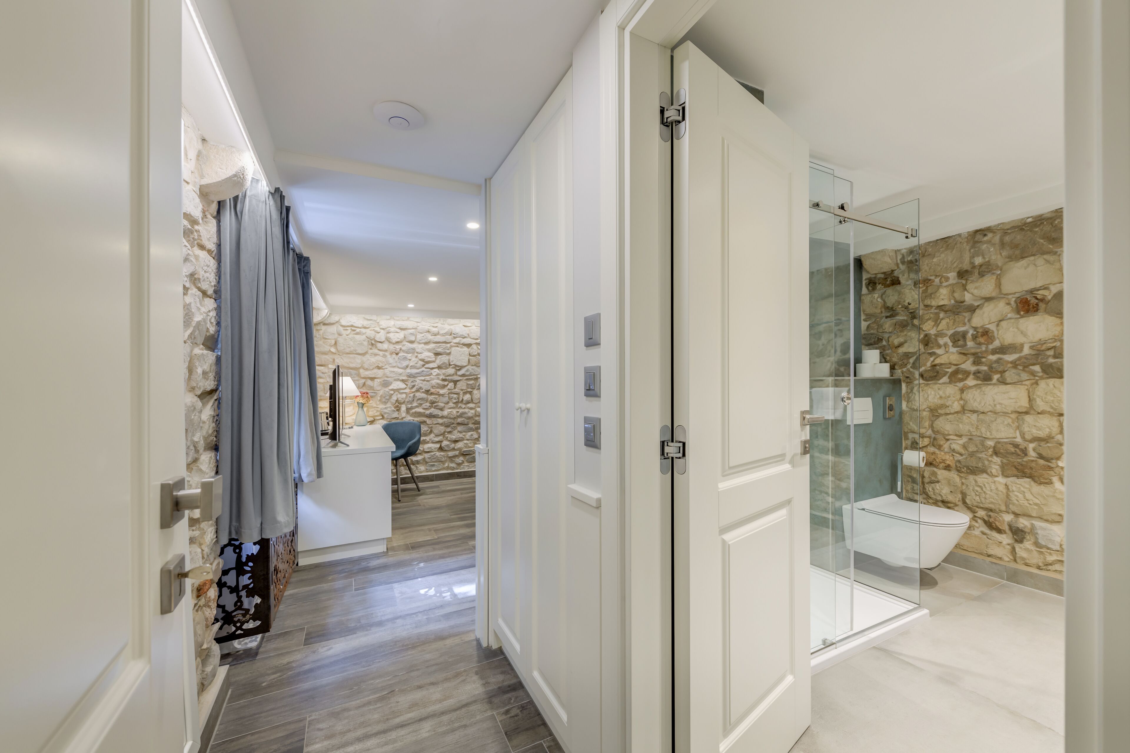 Suite estudio Deluxe | Ropa de cama de alta calidad y caja de seguridad en la habitación 