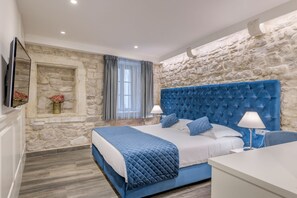 Deluxe Double Room | Premium bedding, in-room safe, desk, laptop workspace - Mint Luxury Rooms (Split)