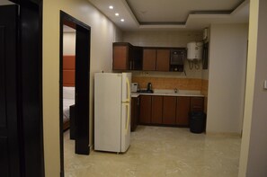 Frigobar, microondas, placa de cocina, servilletas de papel