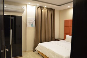 Caja de seguridad en la habitación y tabla de planchar con plancha 