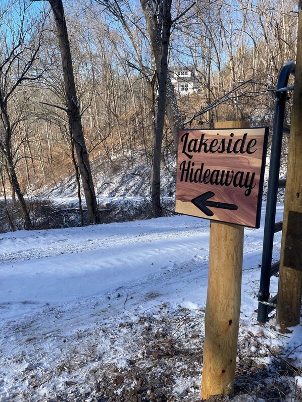 A sign for Lakeside Hideaway with a directional arrow.