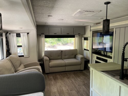 Lakeside Hideaway with Romantic Vibes! Boat dock-boardwalk. Private boat launch.