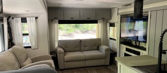 Lakeside Hideaway with Romantic Vibes! Boat dock-boardwalk. Private boat launch.