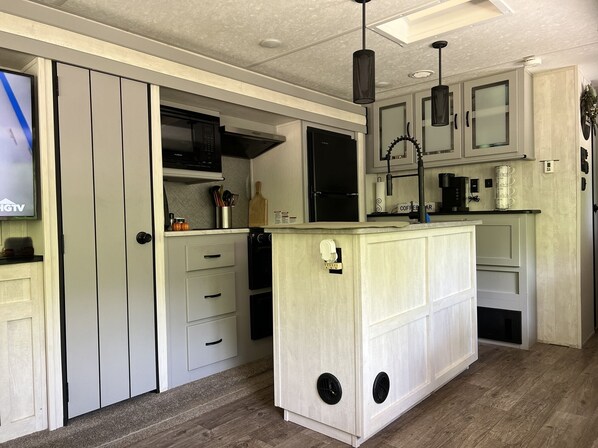 Fridge, microwave, oven, stovetop - Lakeside Hideaway with Romantic Vibes! Boat dock-boardwalk. Private boat launch. (Newport)