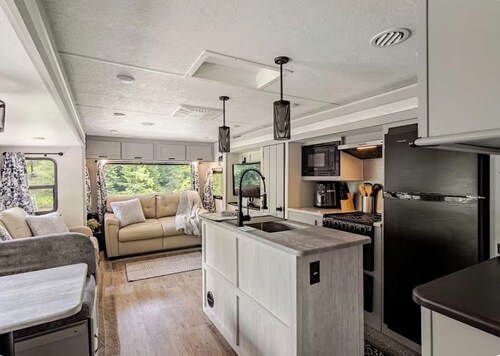 Lakeside Hideaway with Romantic Vibes! Boat dock-boardwalk. Private boat launch.