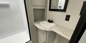 Douche, sèche-cheveux, serviettes fournies, savon