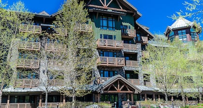 Top Floor Ski in/out Lodge at Spruce Peak