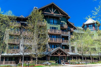 Top Floor Ski in/out Lodge at Spruce Peak