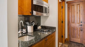 Micro-ondes, plaque de cuisson, lave-vaisselle, cafetiĂšre/bouilloire