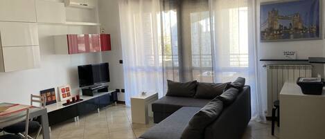 Fernseher, Bücher, Drucker