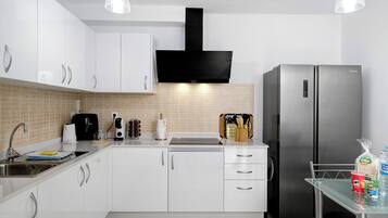 Een koelkast, een magnetron, een oven, een kookplaat