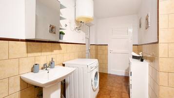 Regadera, secadora de cabello, toallas